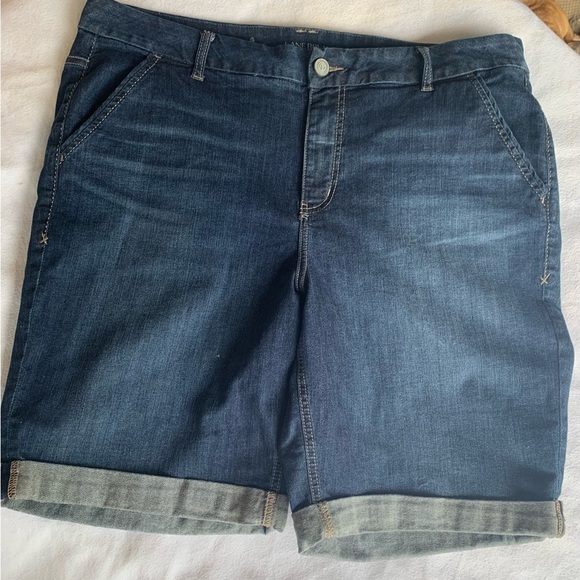 Lane Bryant Mid-Rise Bermuda Shorts Women's Plus Size 22 Stretch Denim Casual - Picture 1 of 9